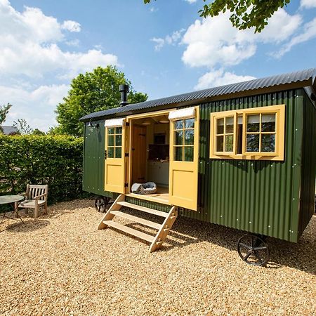 Hill House B & B & Luxury Shepherds Huts Castle Combe Esterno foto
